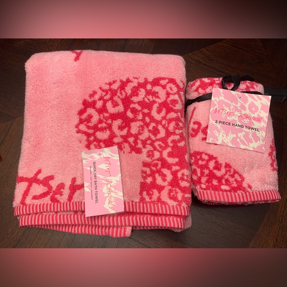 Betsey Johnson Pink Leopard Print Bath Towels